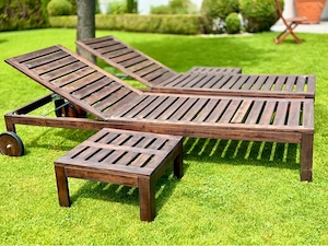 2 IKEA Holz-Sonnenliegen inkl. Auflagen & 2 Beistelltische   gepflegt Bild 3