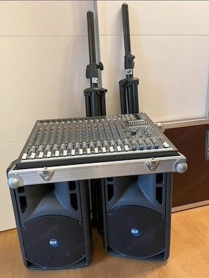 Gesangsanlage, Klein-PA, Mackie Mischpult, RCF Aktivboxen, Stative Bild 3