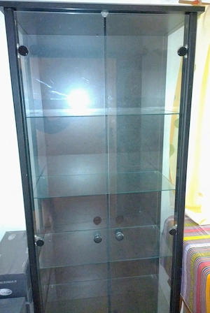 Glasvitrine zu verschenken