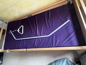 Elektrisches Pflegebett inkl. Trapez mit Beistelltisch  Bild 3