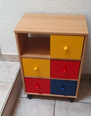 Kinderkommode mit Schubladen auf Rollen Bild 2
