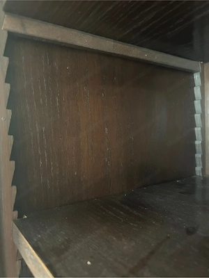 Vitrinenschrank aus Holz Bild 3