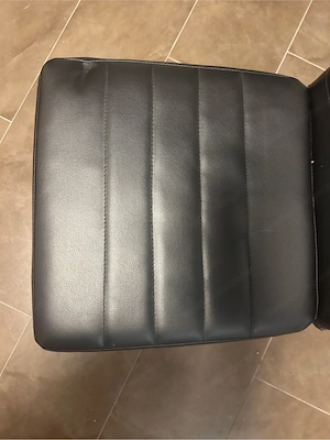 schwarze Stühle Bild 5