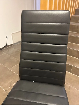 schwarze Stühle Bild 3