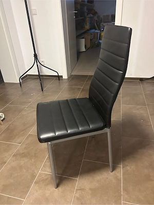 schwarze Stühle Bild 2