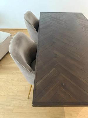 Esstisch mit Stühlen aus Samt Bild 2