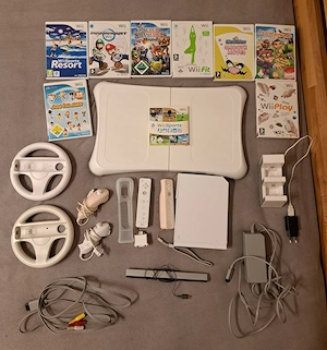 Nintendo Wii Konsole weiß, Wii Fit Balance Board, 2 Controller-Sets, 2 Lenkräder und 9 Top-Spiele