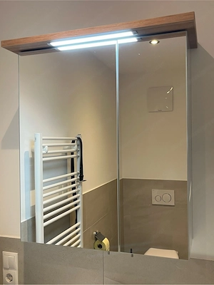 Einwandfreier Spiegelschrank fürs Bad inkl. Beleuchtung
