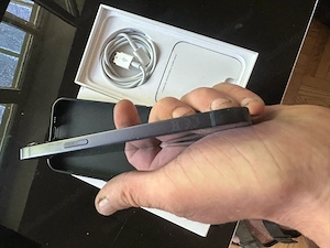 iPhone 13 in Midnight Bild 7