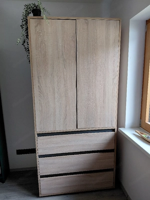 Großer Schrank