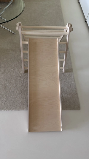 Kletterdreieck mit doppelseitiger Rutsche Bild 4