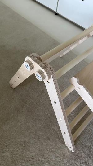 Kletterdreieck mit doppelseitiger Rutsche Bild 6