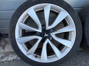Tesla Original 19 Zoll Alufelgen Bild 5