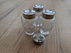 Vintage Salz- und Pfefferstreuer Set aus Glas (3-teilig + Zusatzdeckel)