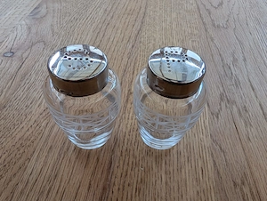 Vintage Salz- und Pfefferstreuer Set aus Glas (3-teilig + Zusatzdeckel) Bild 4