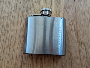 kompakter Mini-Flachmann aus Edelstahl