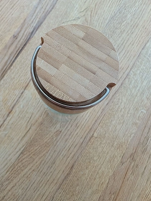 umweltfreundliche Trinkflasche aus klarem Glas mit einem stilvollen Deckel aus echtem Bambus Bild 2