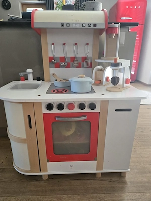Kinderküche mit Gebrauchsspuren 