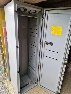 Verteiler Schrank Metallschrank abzugeben Elektroverteiler Stromkasten 200x60x60 Rittal ? Bild 2