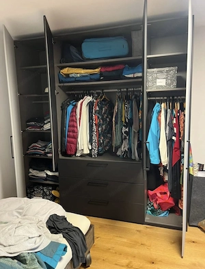 Kleiderkasten Bild 2