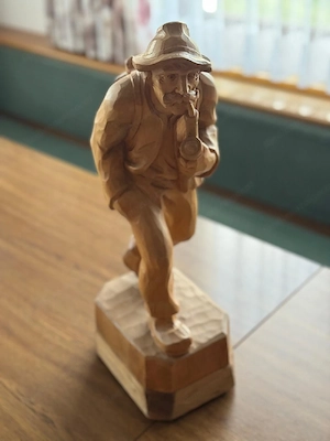 Holzfigur Wanderer Bild 3