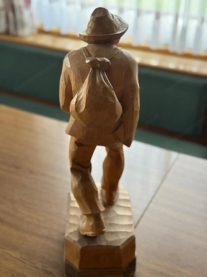 Holzfigur Wanderer Bild 2