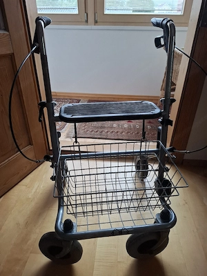 Rollator  Gehhilfe