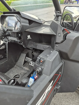 Buggy Geländefahrzeug Polaris 1000 Bild 5