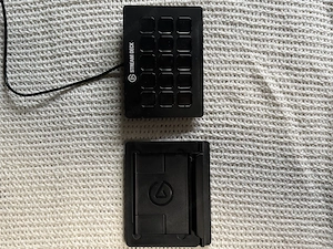 Verkaufe ein Elgato Stream Deck mit 15 frei belegbaren LCD-Tasten inklusive Original-Standfuß.