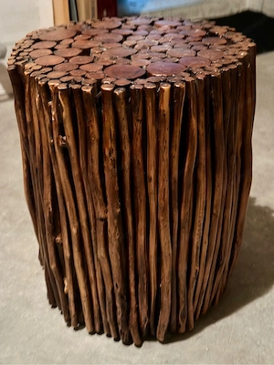 Designer-Hocker aus Echtholz