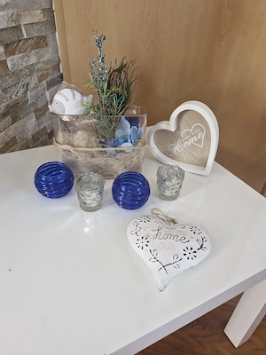 Beistelltisch mit Sommerdeko 