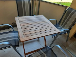 Tisch und Stühle 