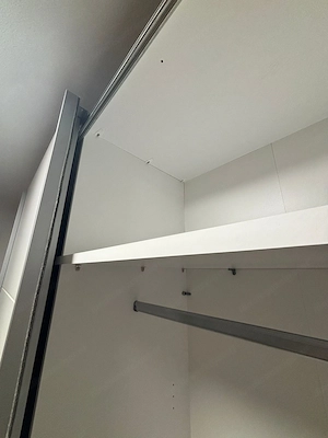 Großer Schwebetürenschrank Bild 3