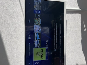 Playstation 4 mit Controller und Spielen