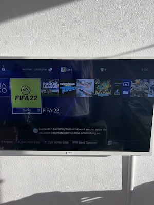Playstation 4 mit Controller und Spielen
