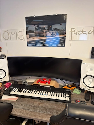 Samsung Odyssey CRG9   49" Curved Gaming Monitor (C49RG94SSR)