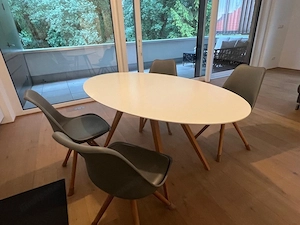 Tisch und Stühle Bild 2
