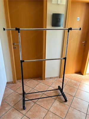 Kleiderständer auf Rollen Bild 2