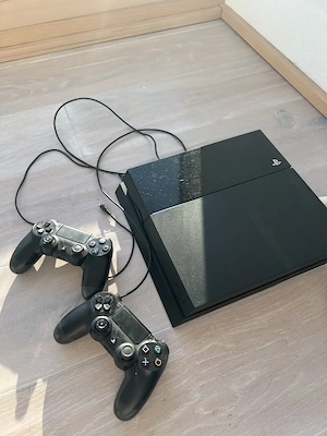 Playstation 4 mit Controller und Spielen