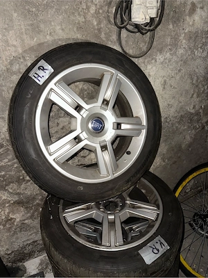 4 originale Alufelgen mit Sommerreifen zu verkaufen. Felgengröße: 16 Zoll Bild 4