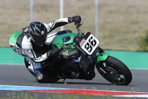 Kawasaki ZRX 1100 Rennmotorrad Bild 2