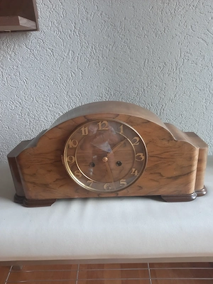 Standuhr aus Holz