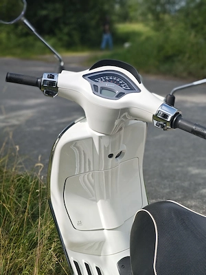 Vespa Sprint 50 4T   weiß, sehr gepflegt, unfallfrei (5.300 km vorgeführt bis 08 27) Bild 5