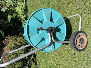 Schlauchwagen mit Gartenschlauch Bild 2