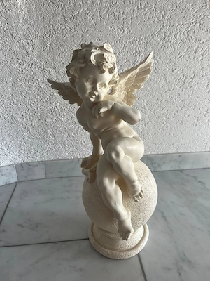 Engel auf Kugel sitzend
