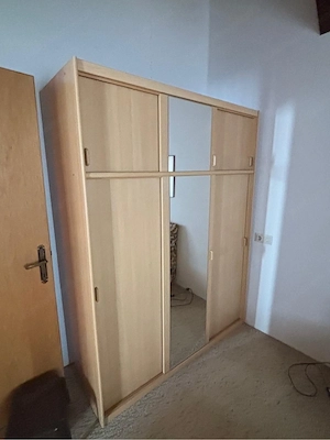Kleiderschrank Bild 2