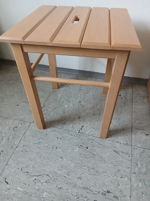 Holzhocker mit Eingriff