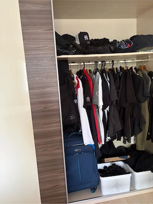 Kleiderschrank mit Schiebetüren Bild 2