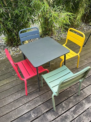 Kindertisch mit 4 Stühlen