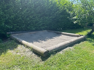 Sandkasten aus Rund-Pallisaden Bild 3